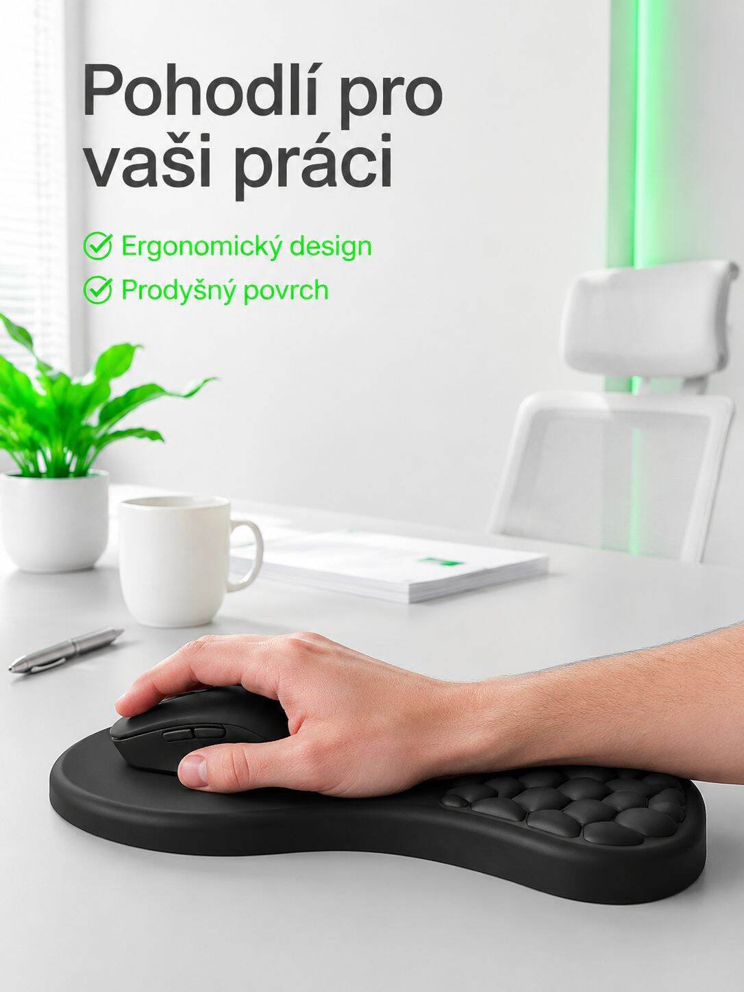 Jednoduchá černá myší podložka se šikmou opěrkou zápěstí