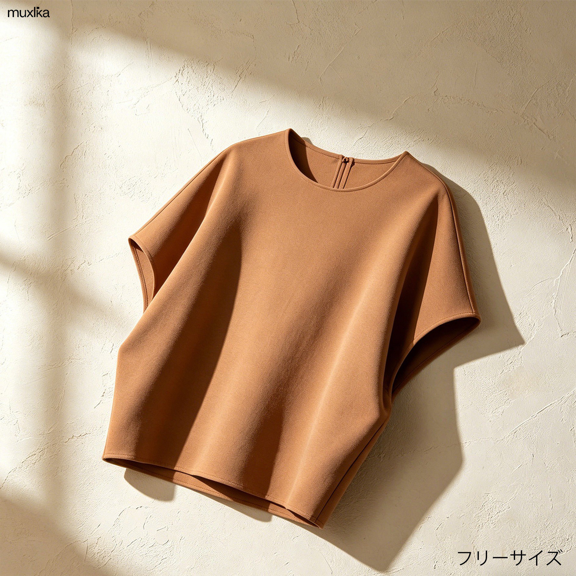 シンプルデザインのクルーネックTシャツ