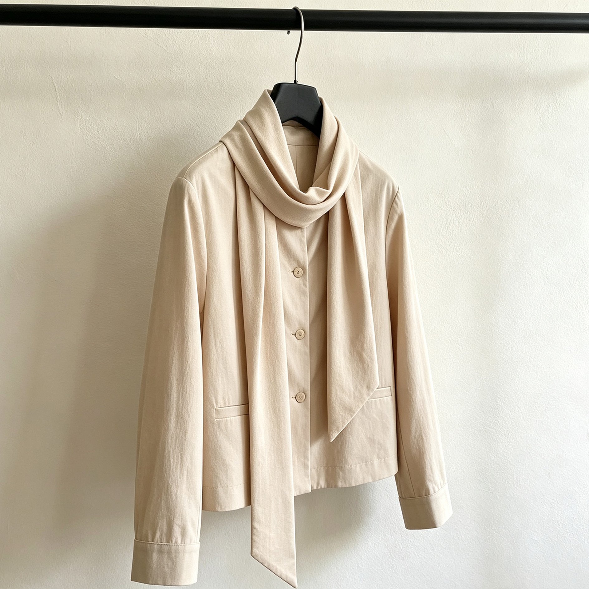 カーキ色のリボン付きショートジャケット