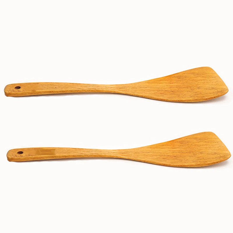 Palas de madera, ollas, palas, vajilla y Verduras fritas