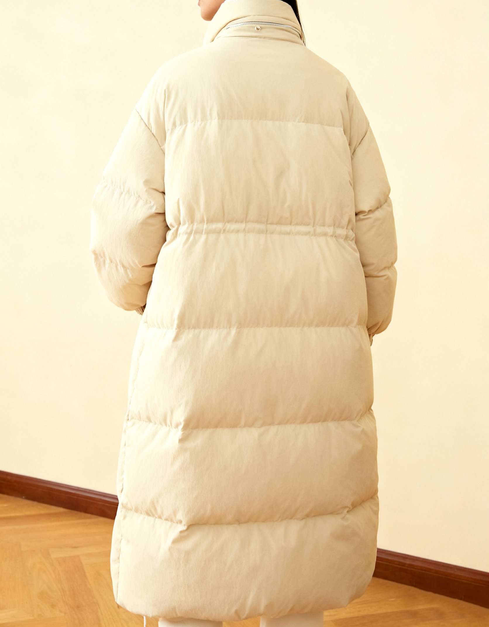 여성 겨울 롱 다운코트 착용샷