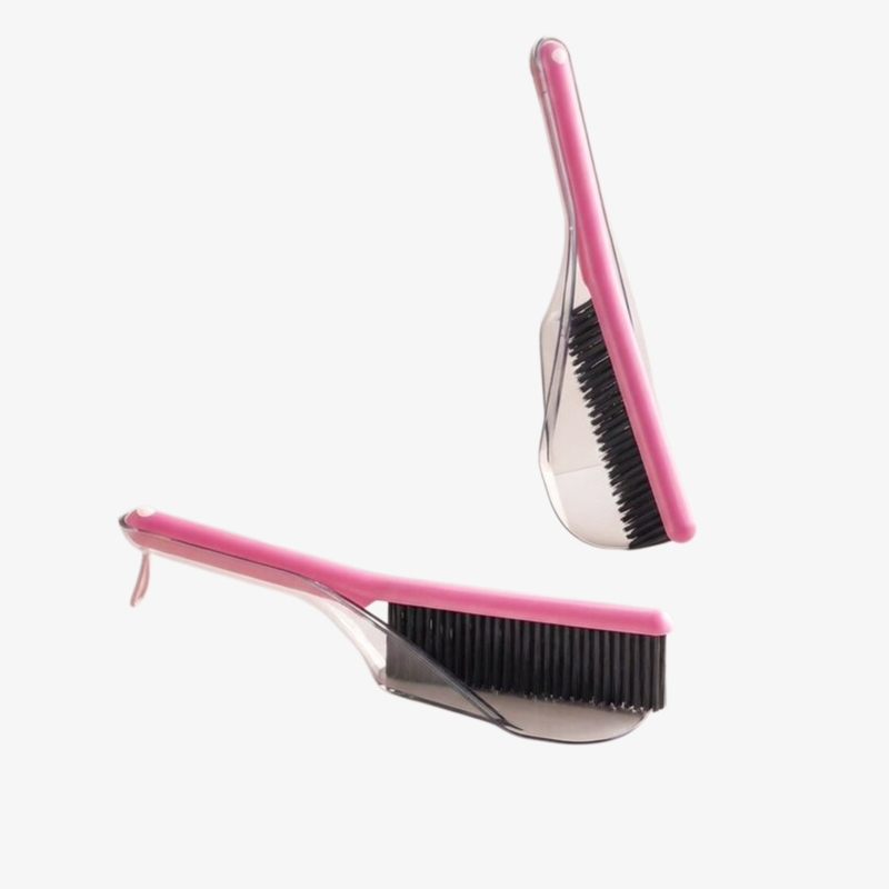 Mujer usando cepillo de limpieza en colchón