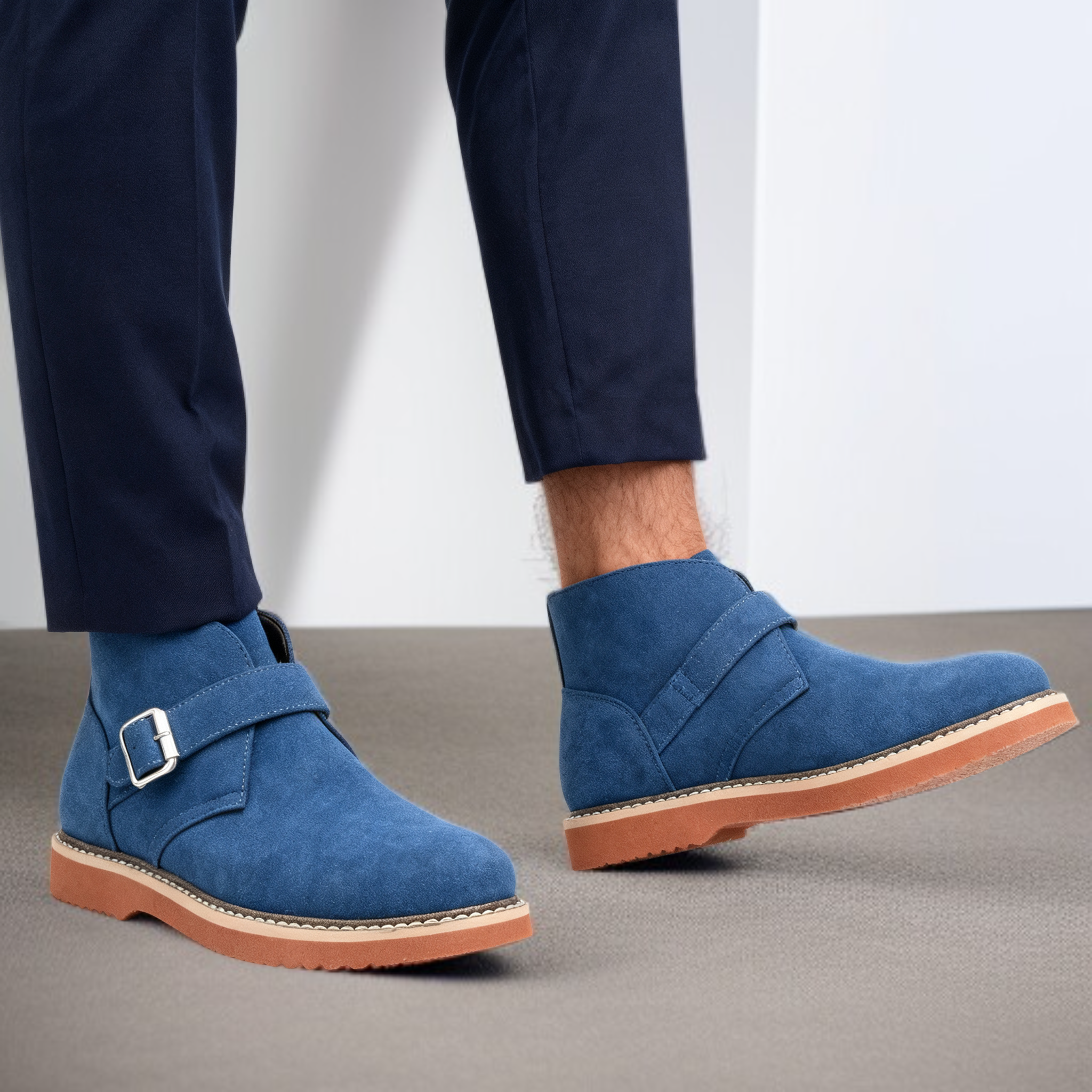 メタルバックル付きメンズブーツのクローズアップ