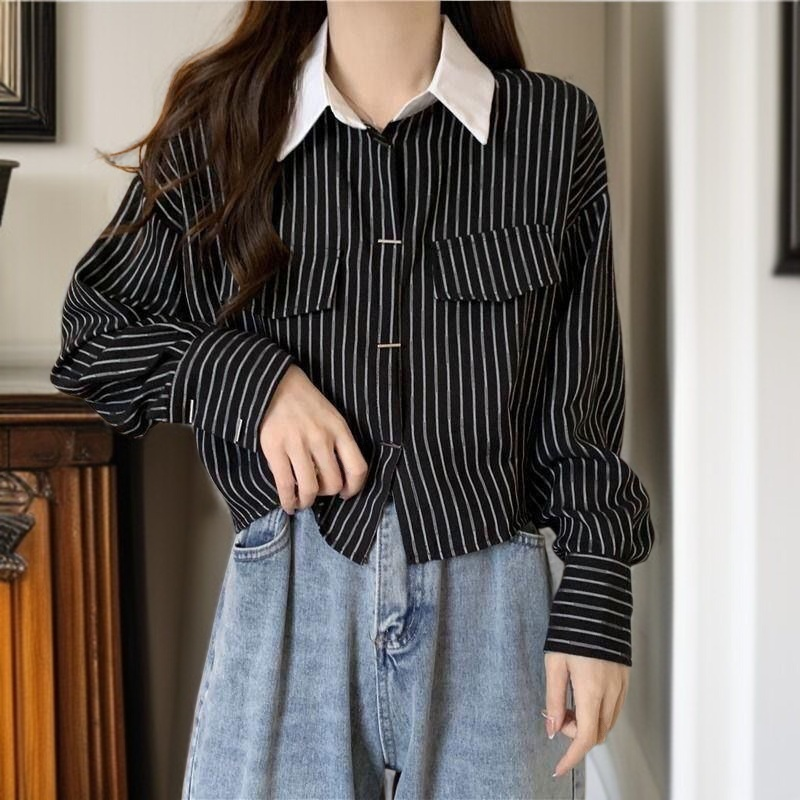 袖部分のディテールが美しいレディースシャツ