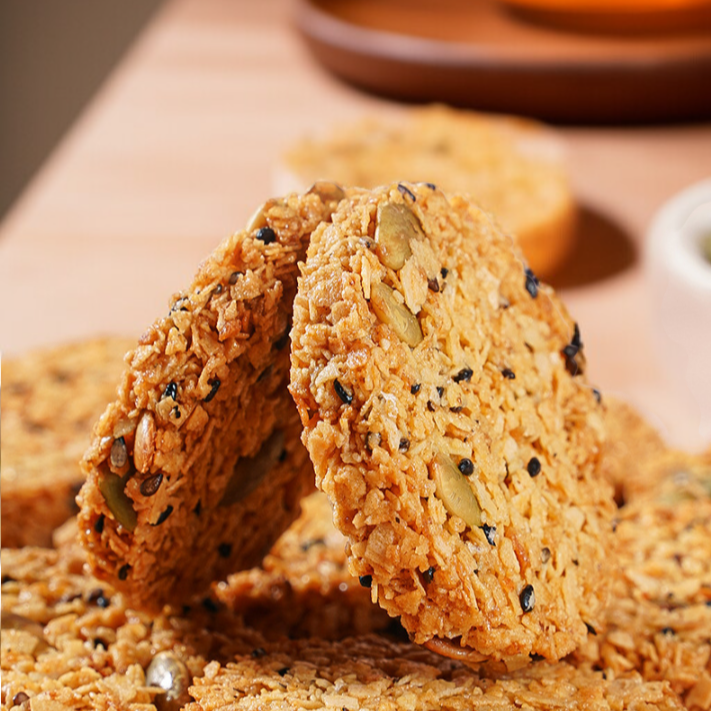 オートミールとパンプキンシードが入ったクリスプの拡大写真