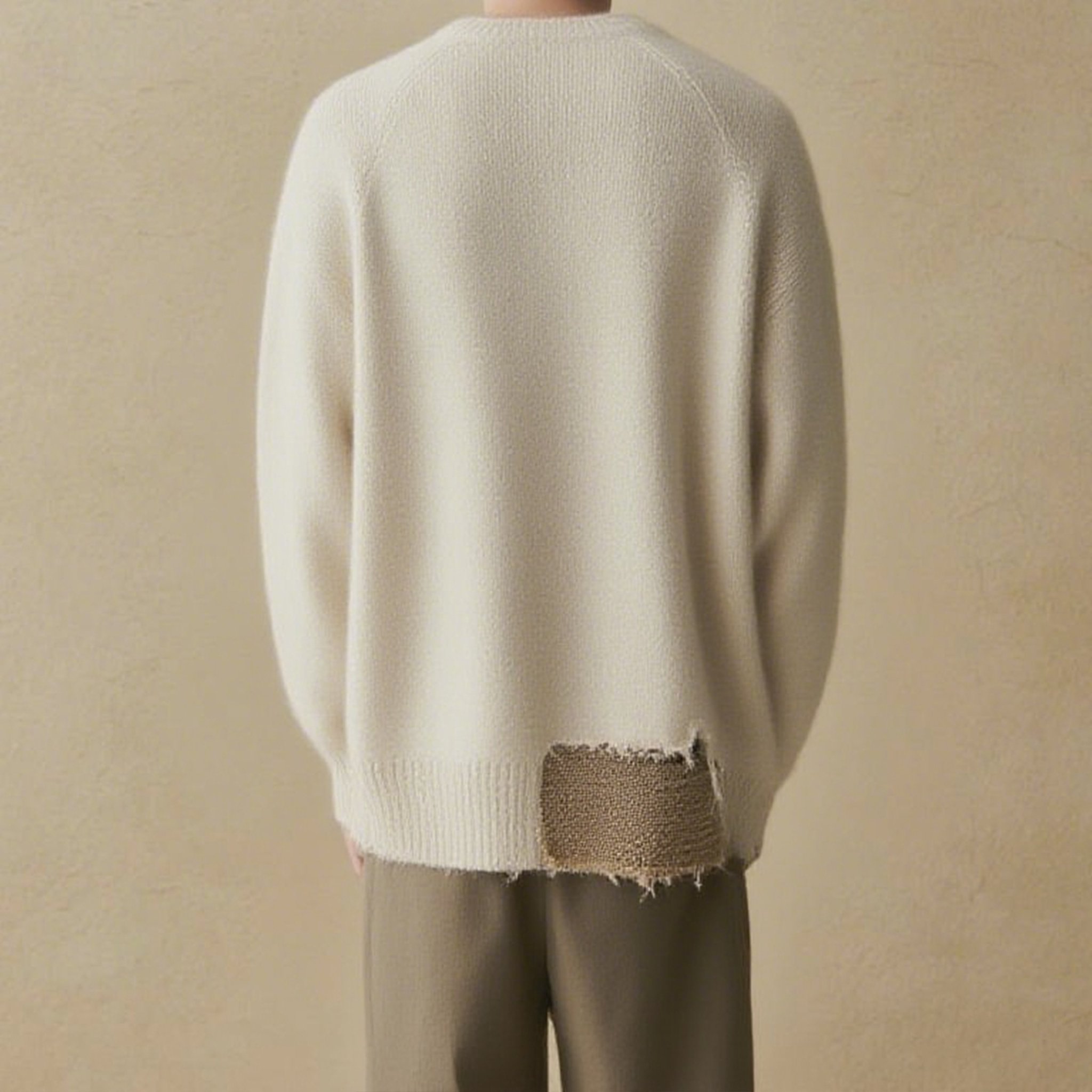 디스트로이드 디테일이 돋보이는 니트 클로즈업