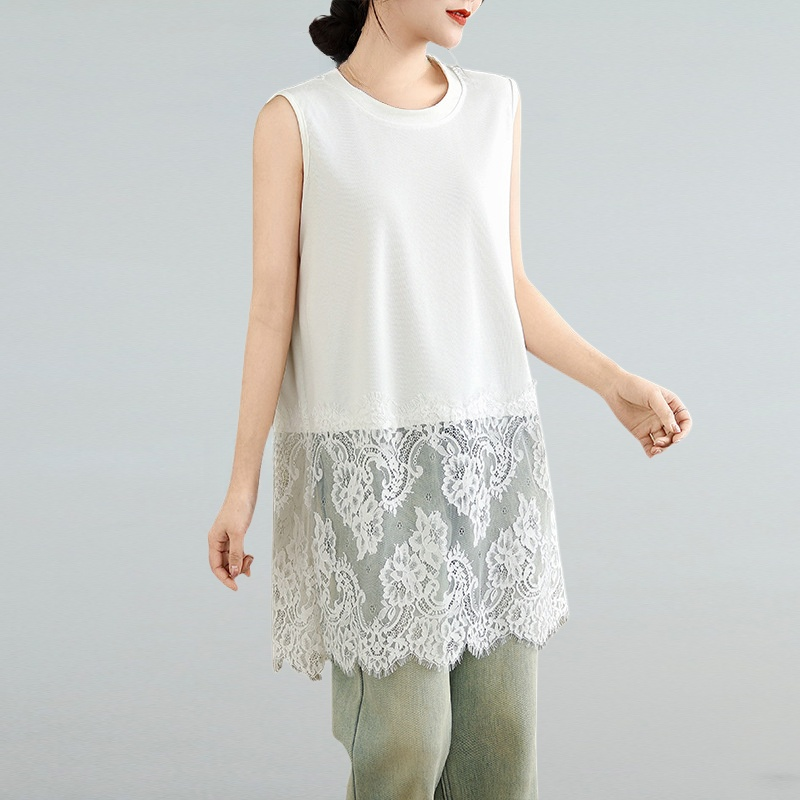 裾にレースをあしらったタンクトップ