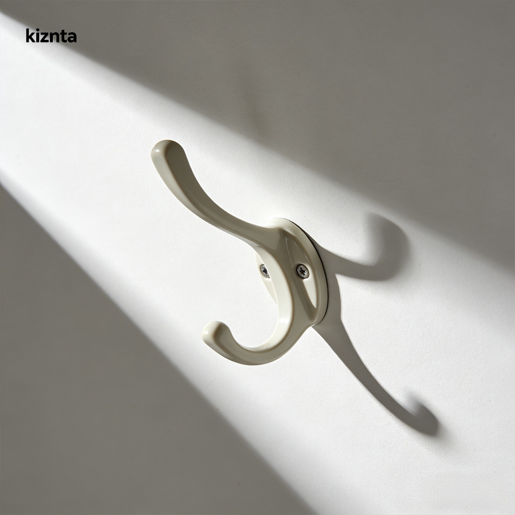 Silné háčky beze stop na čisté stěně