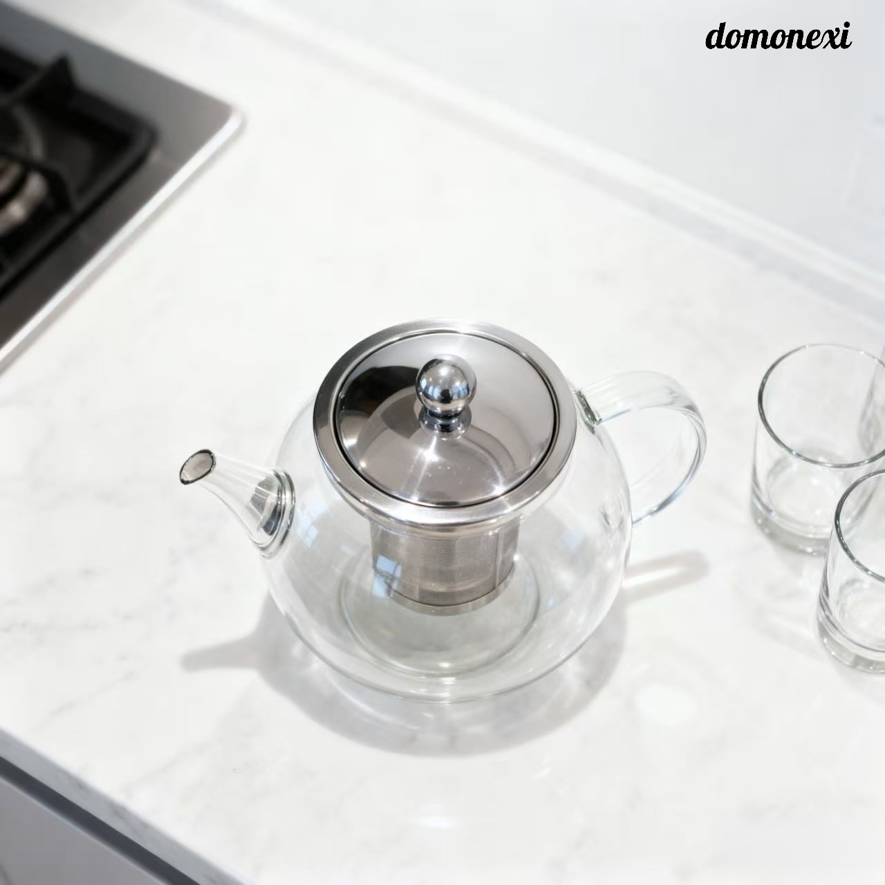 물을 끓이고 차를 우려내기 위한 새로운 두꺼운 유리 찻주전자입니다.
