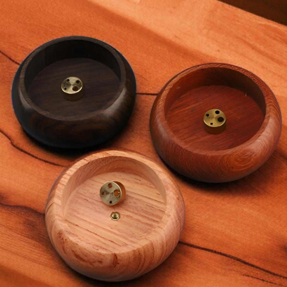 複数の線香を挿した状態の白檀線香挿し