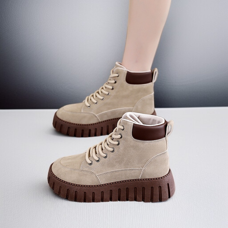 プラットフォームスノーブーツとコンバットブーツ