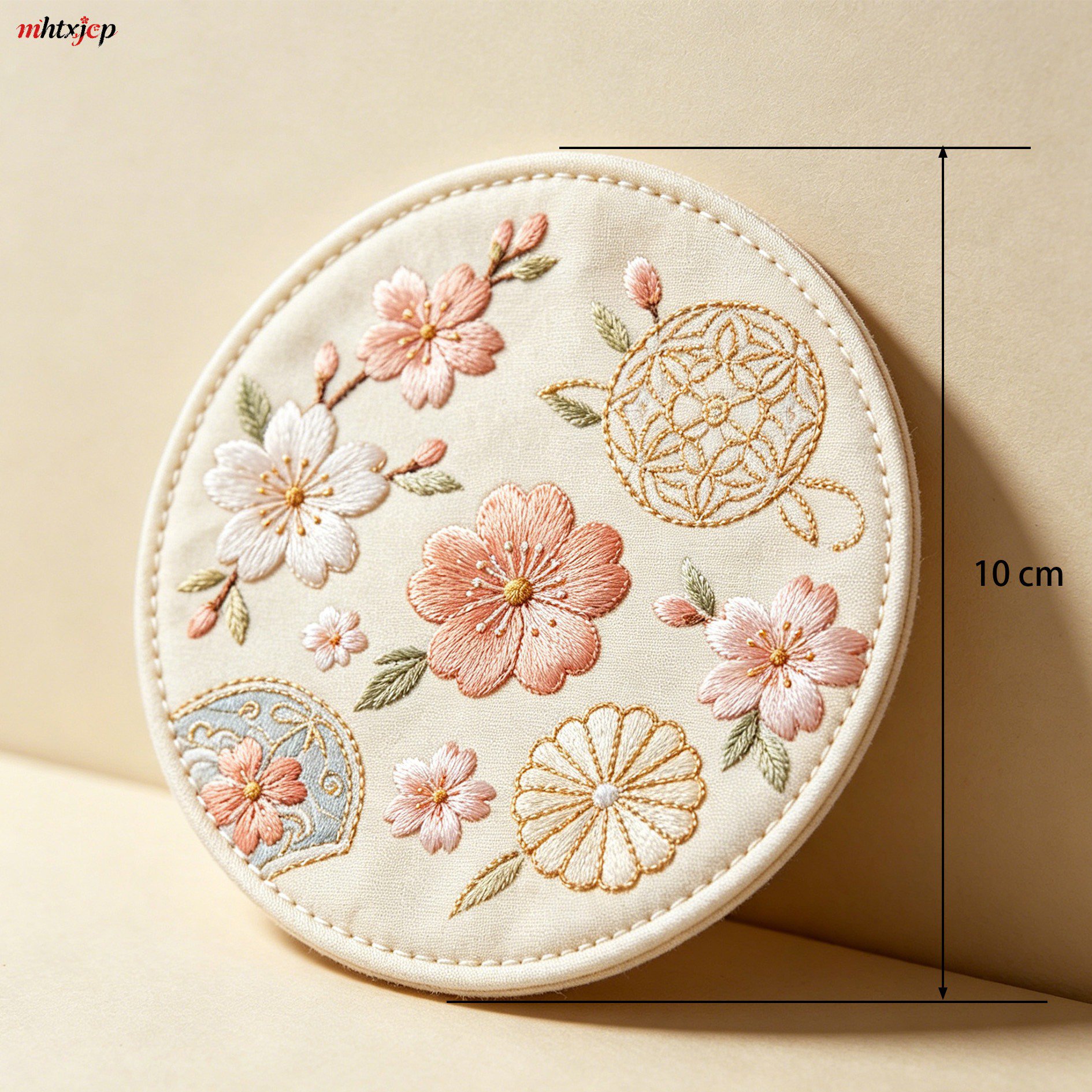 テーブルに並べた刺繍入りコースターの使用イメージ
