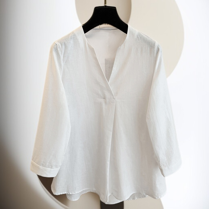 カジュアルでゆったりとした無地のVネック七分袖シャツ