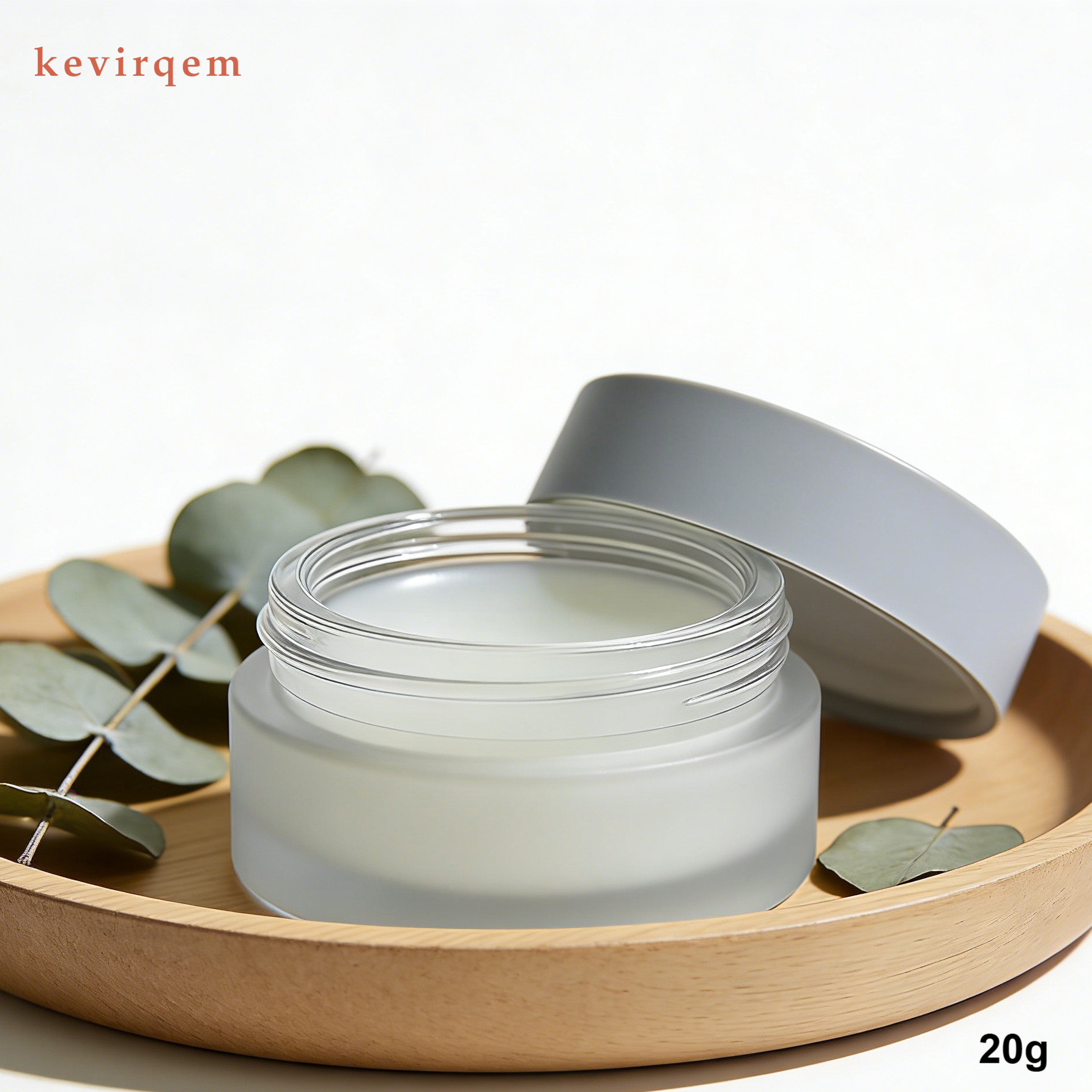 불투명 유리병에 담긴 립 마스크 클로즈업