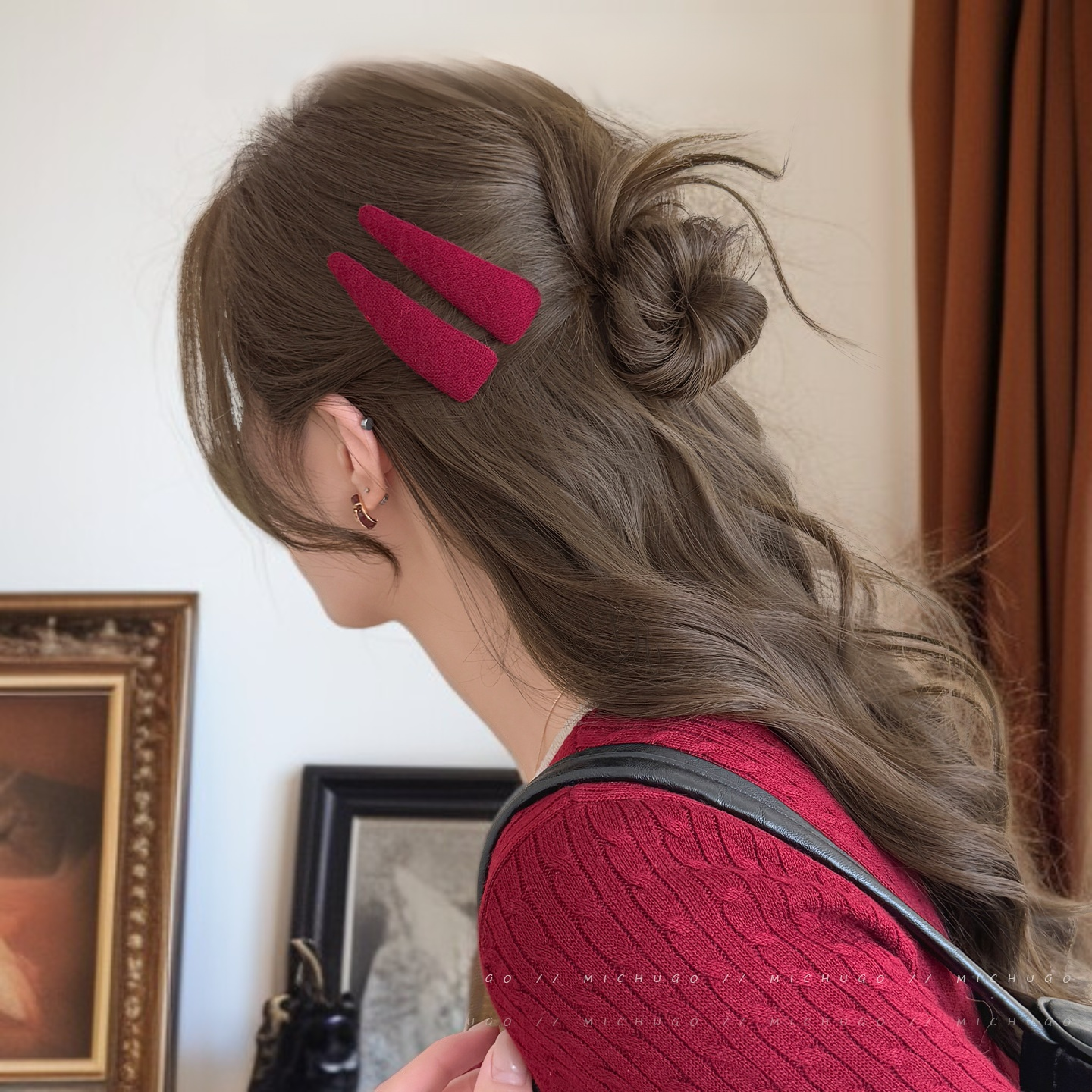 頭の横にヘアクリップ