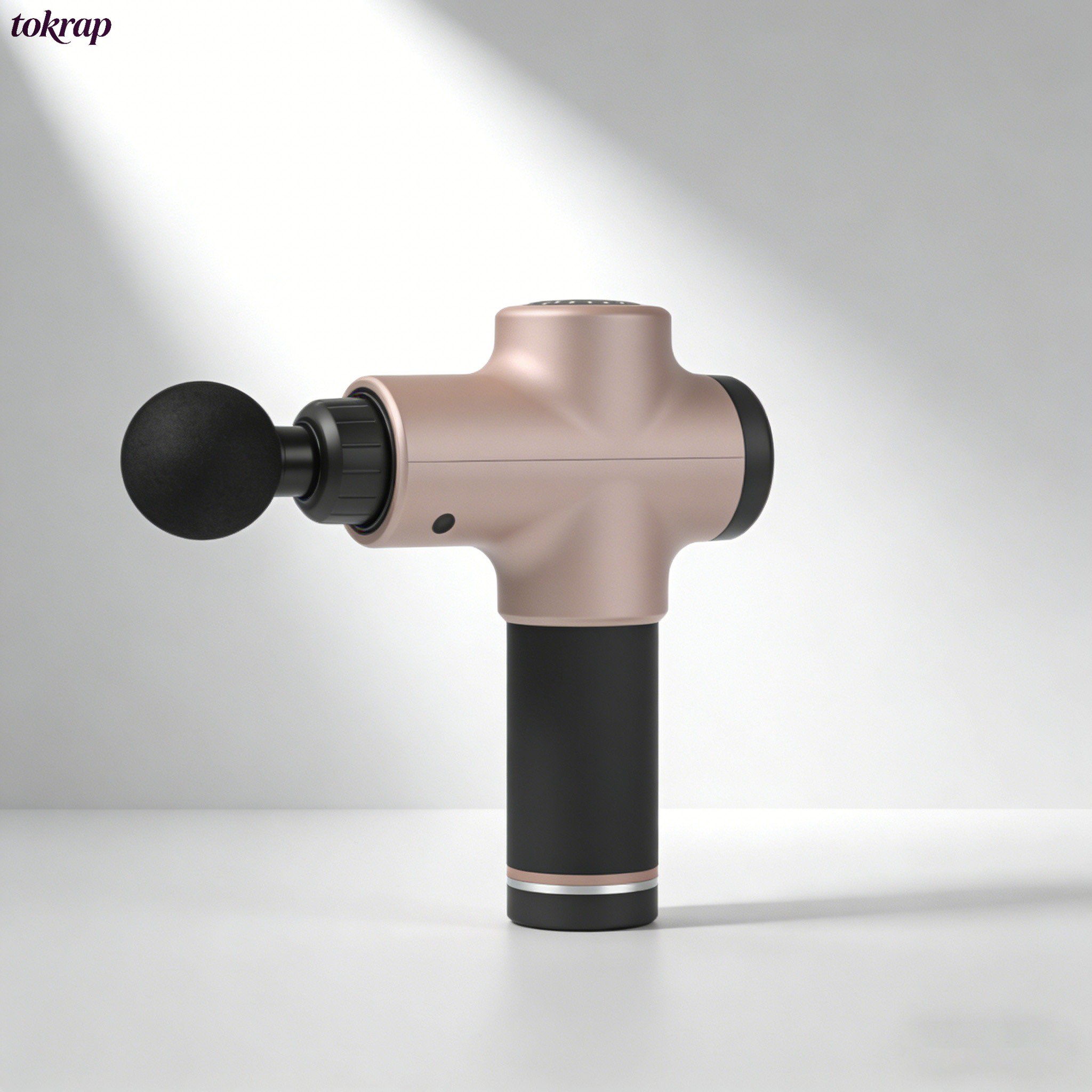 筋膜銃を使った肩のマッサージ