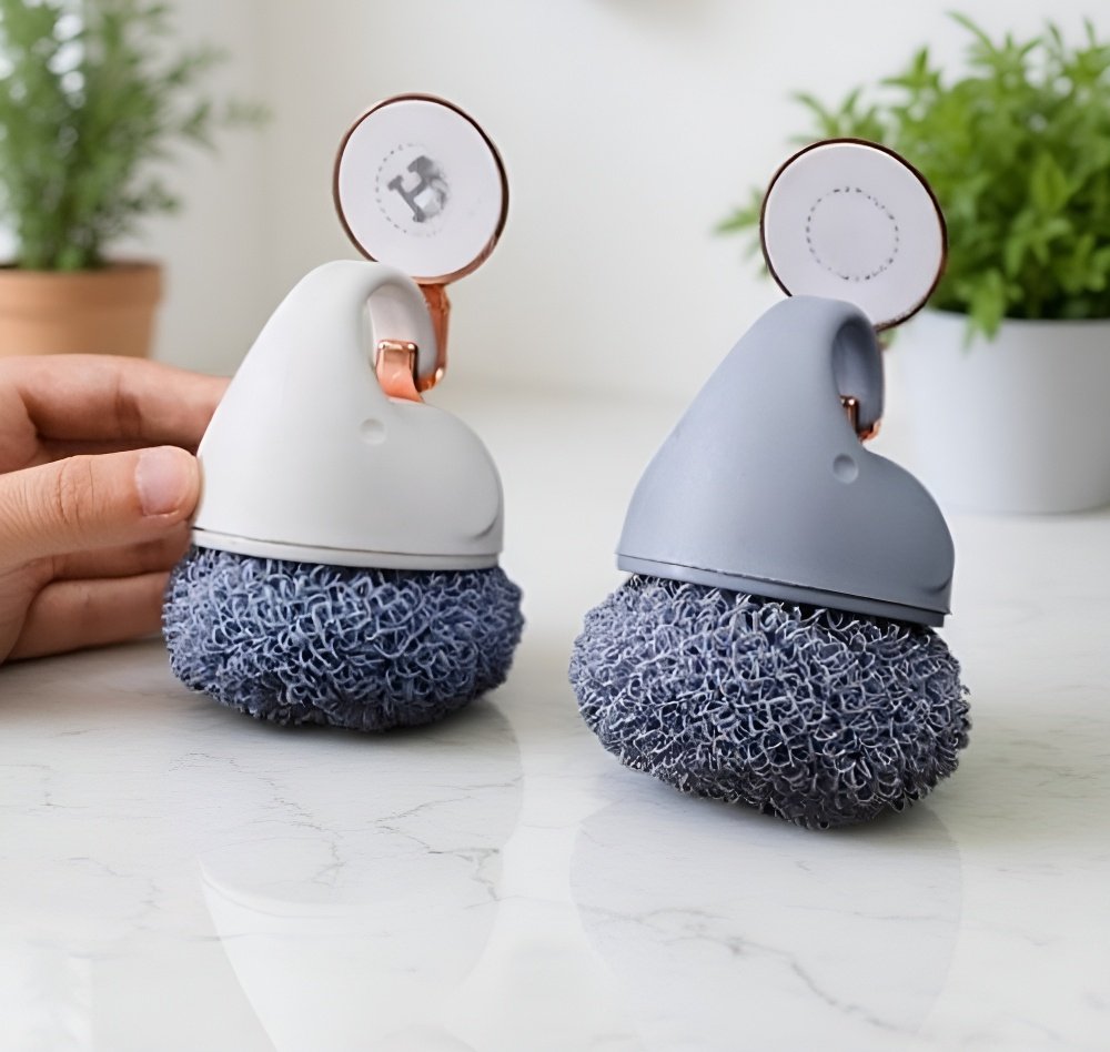 家庭用キッチンブラシでお皿を洗う様子