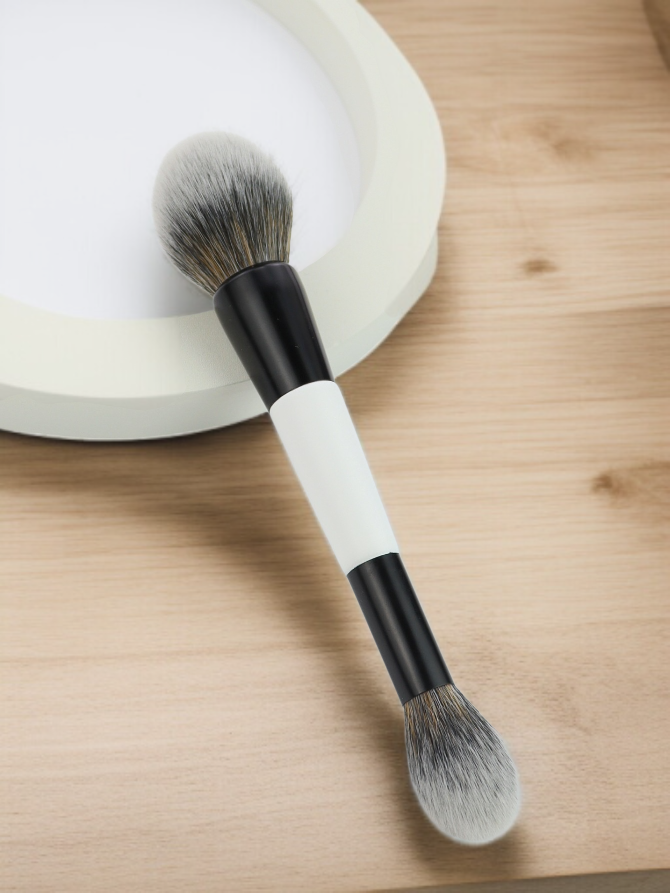 Multifunctional makeup brush for foundation and powder