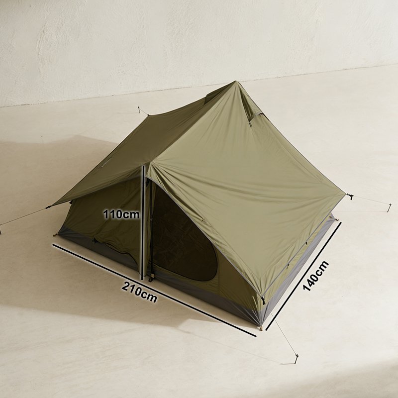 耐久性抜群のアウトドアテントの設営例