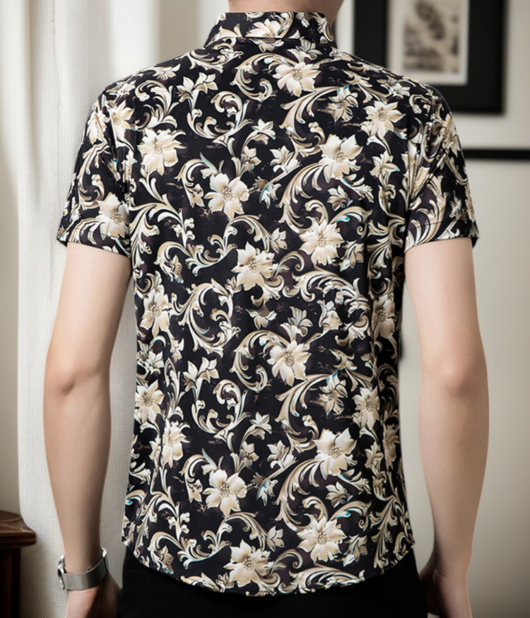 Modelo usando camisa floral de seda helada de manga corta