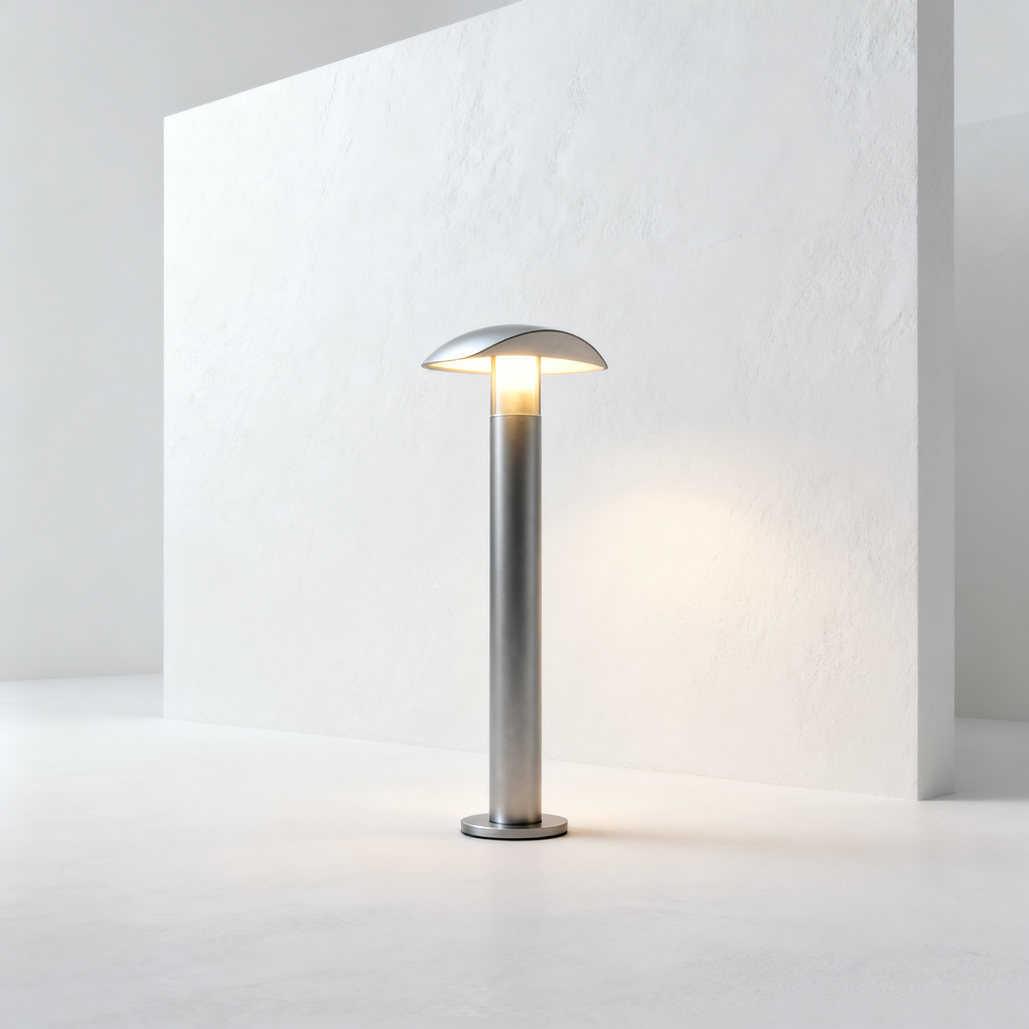 Lámpara plateada decorativa instalada en jardín exterior