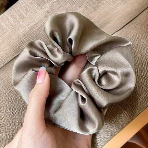  Scrunchie z szyfonu i jedwabiu Chachami 4P – elegancka opaska do włosów
