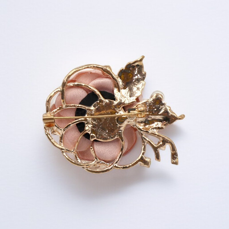 Anstecknadel in Blumenform auf Jacke