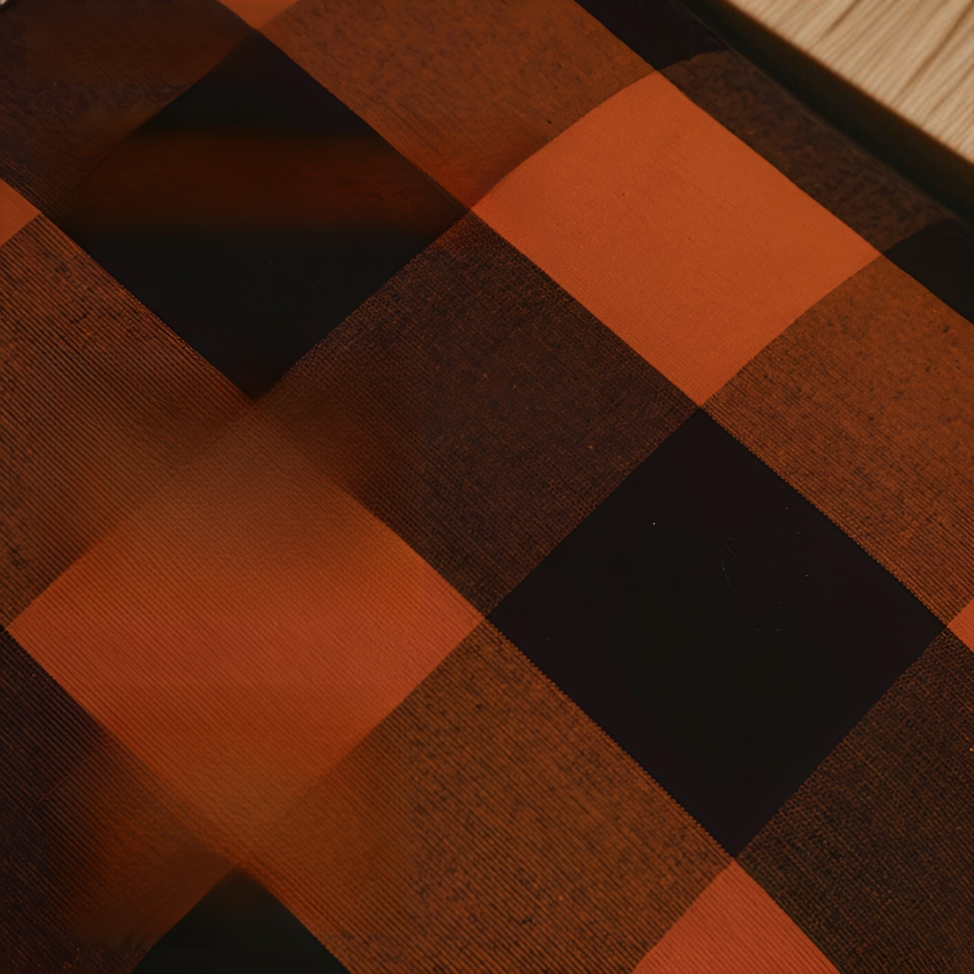 식탁 위에 깔린 홈 플레드 식탁보