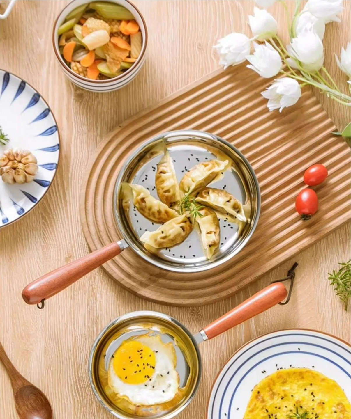Kleine Pfanne mit Spritzschutz beim Kochen