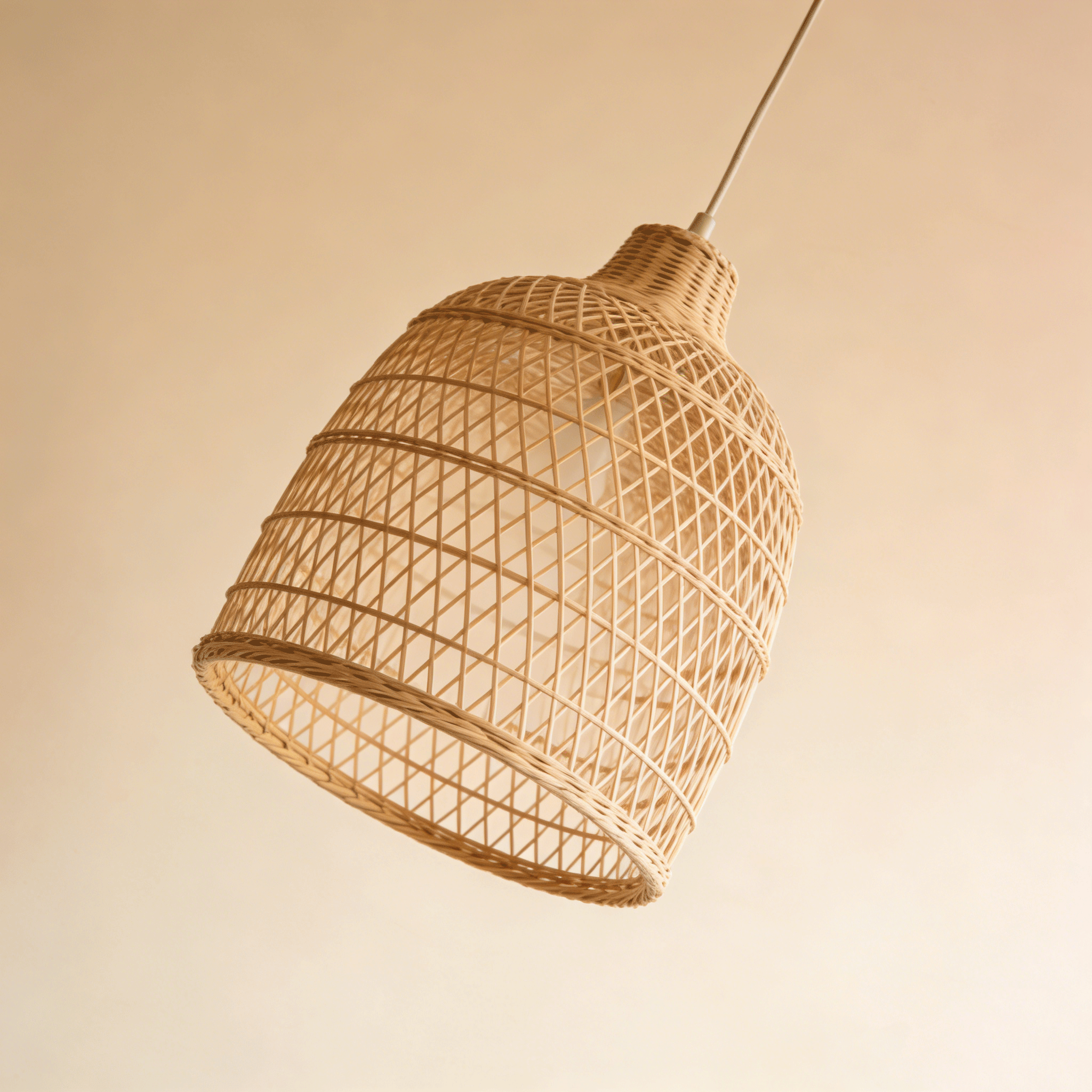 โคมไฟเพดานหวายสานดีไซน์สวยงาม