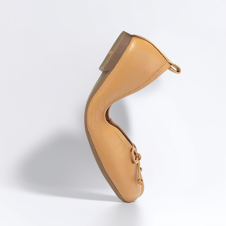 حذاء نسائي مسطح ومريح من الجلد ذو مقدمة منفصلة مزين بفيونكة