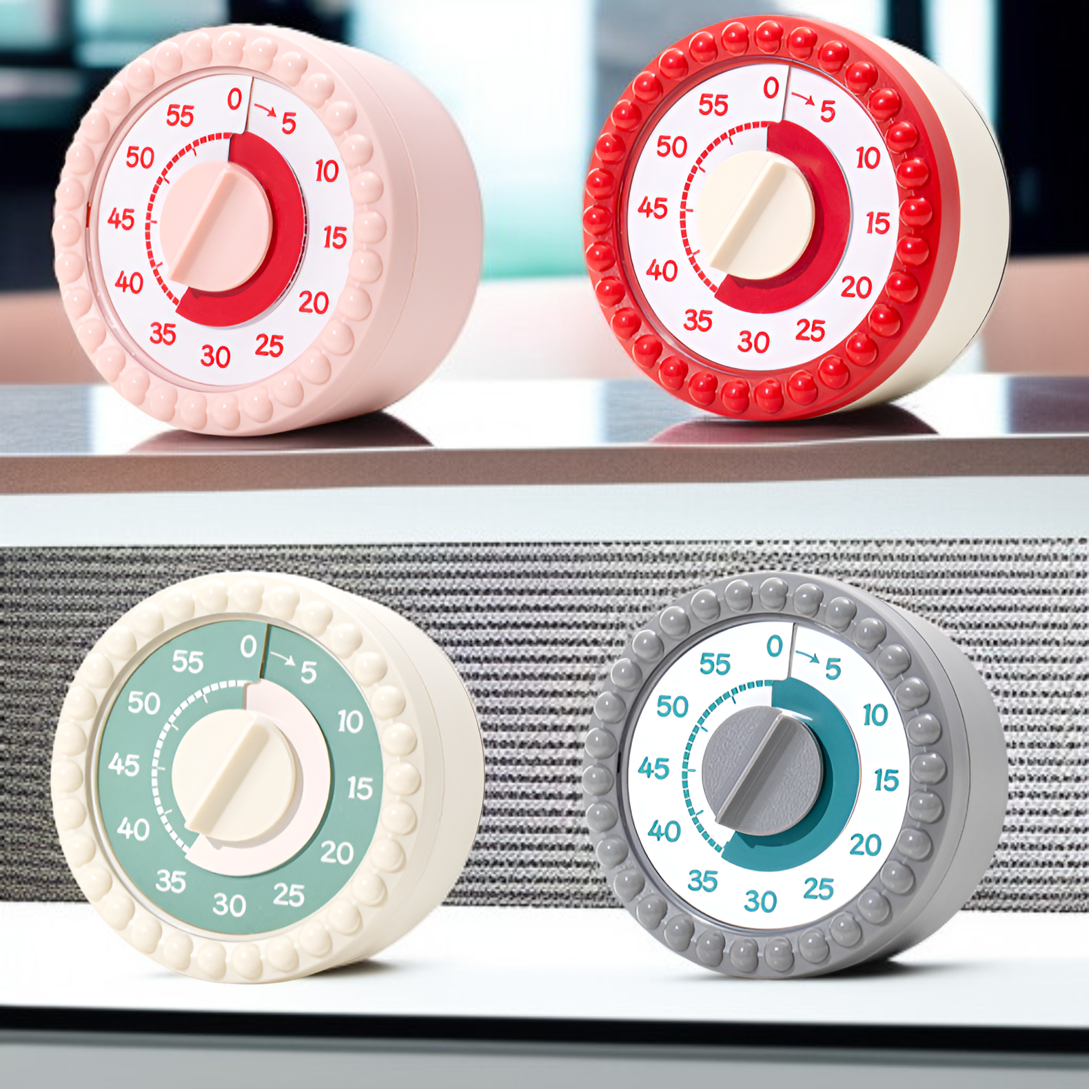 주방 타이머와 다양한 주방용품 배치