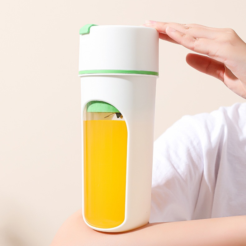 Small multi-functional juicer cup