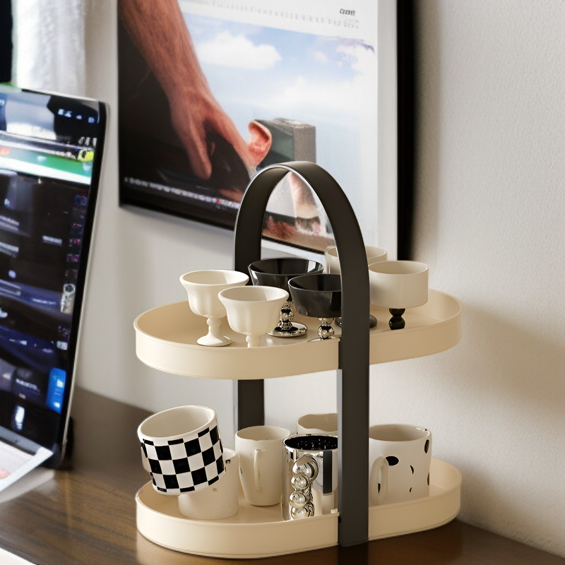 Organizador moderno para tazas de té en la oficina