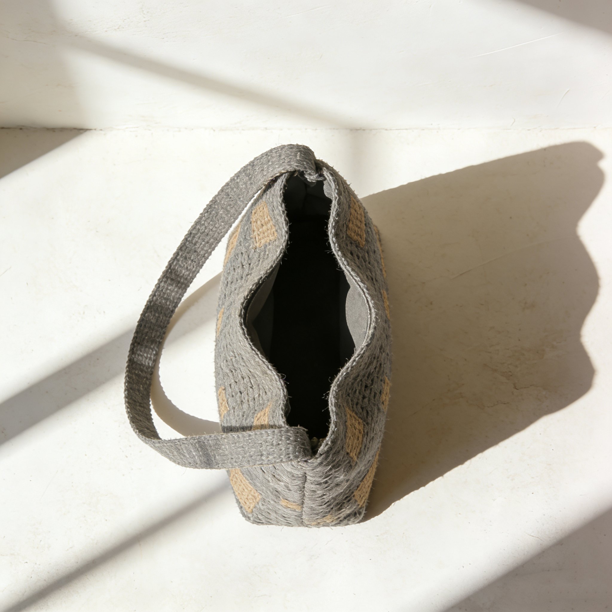 Set de 2 bolsos cruzados de yute trenzado en fondo blanco