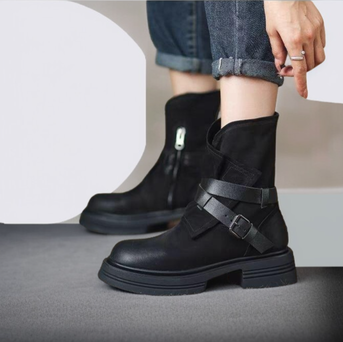 厚底デザインのレザーブーツ