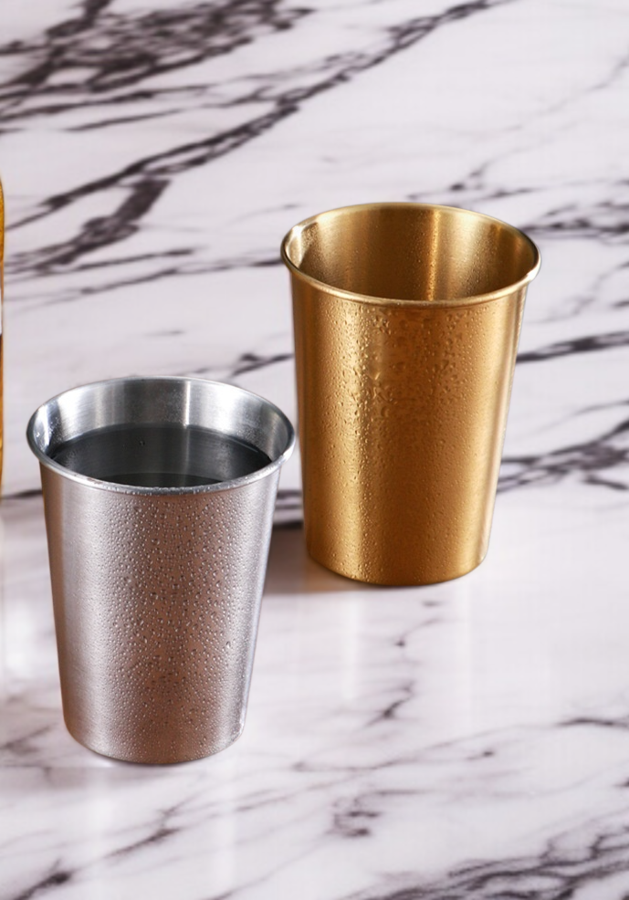 シンプルデザインの飲料カップ