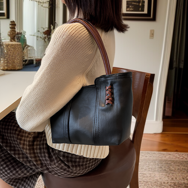 حقيبة نسائية بتصميم عملي وسعة كبيرة