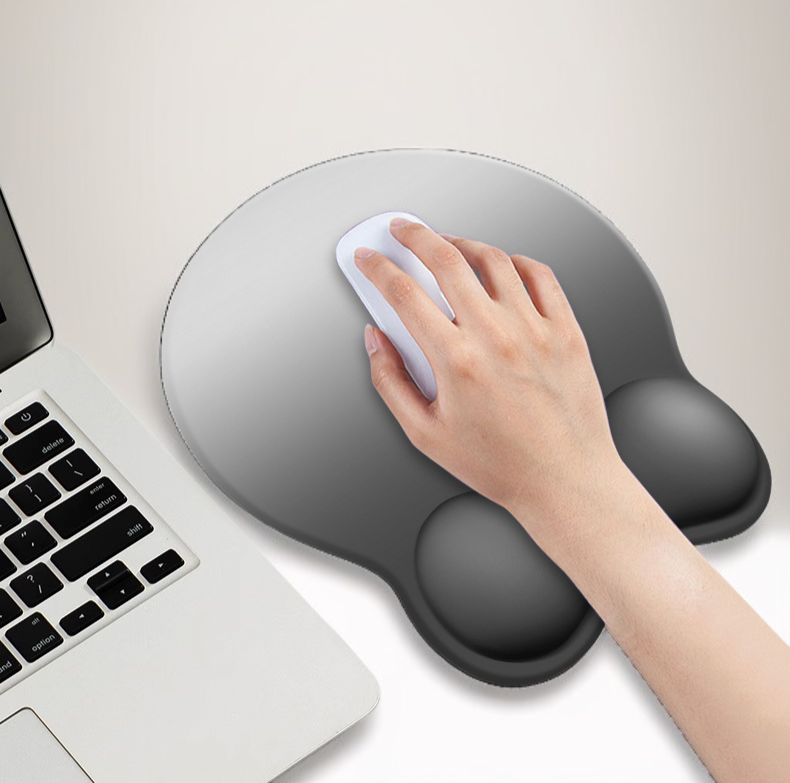 초대형 손목 패드 책상 위 사용 모습