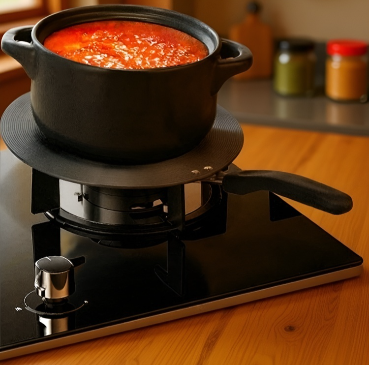 鍋を乗せた熱伝導プレートの調理例
