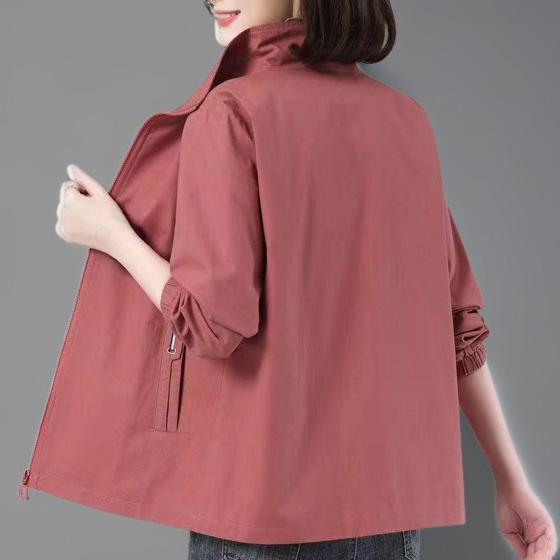 스탠드업 칼라가 있는 느슨한 짧은 재킷