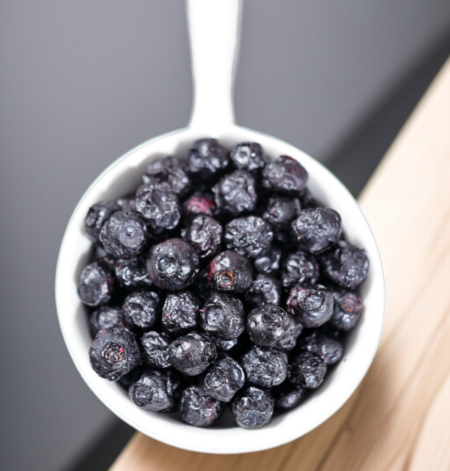 ヨーグルトにトッピングしたドライブルーベリー