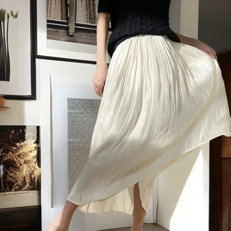 흔들림이 돋보이는 샤 스커트 착용컷