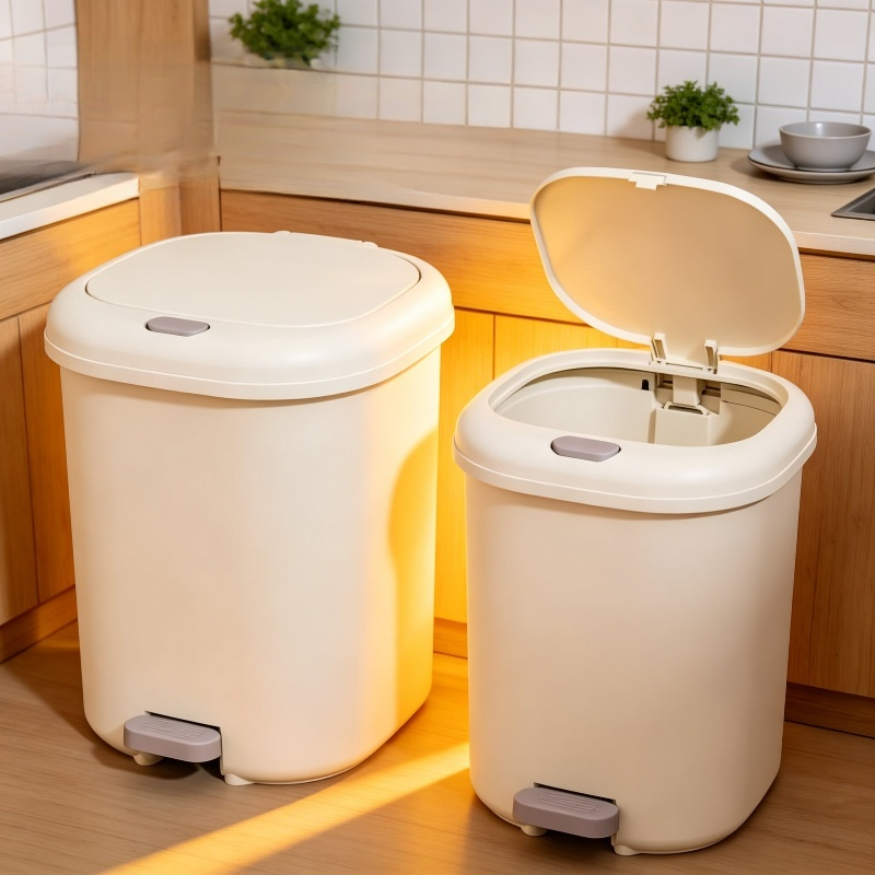 Detalle del pedal resistente del cubo de basura espacioso