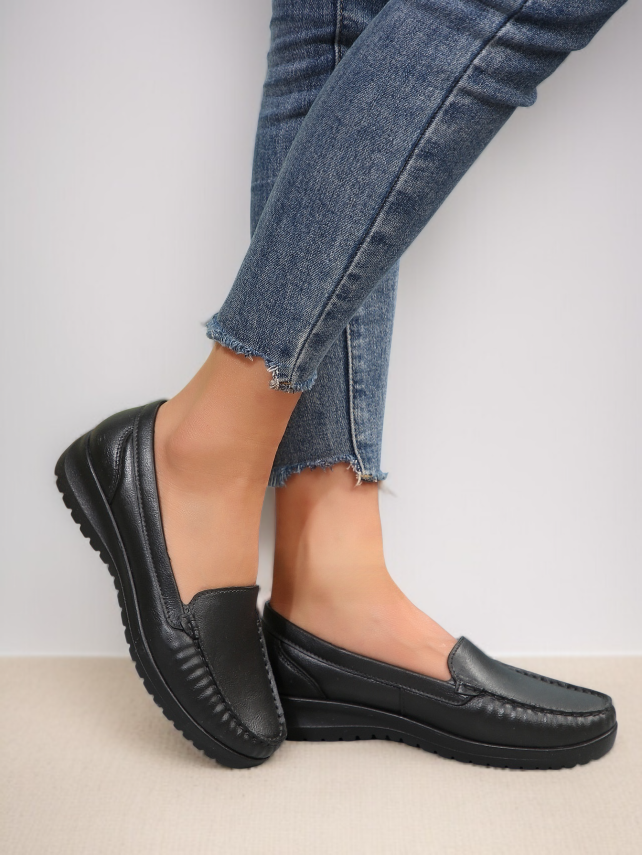 歩きやすいフラットソールシューズ