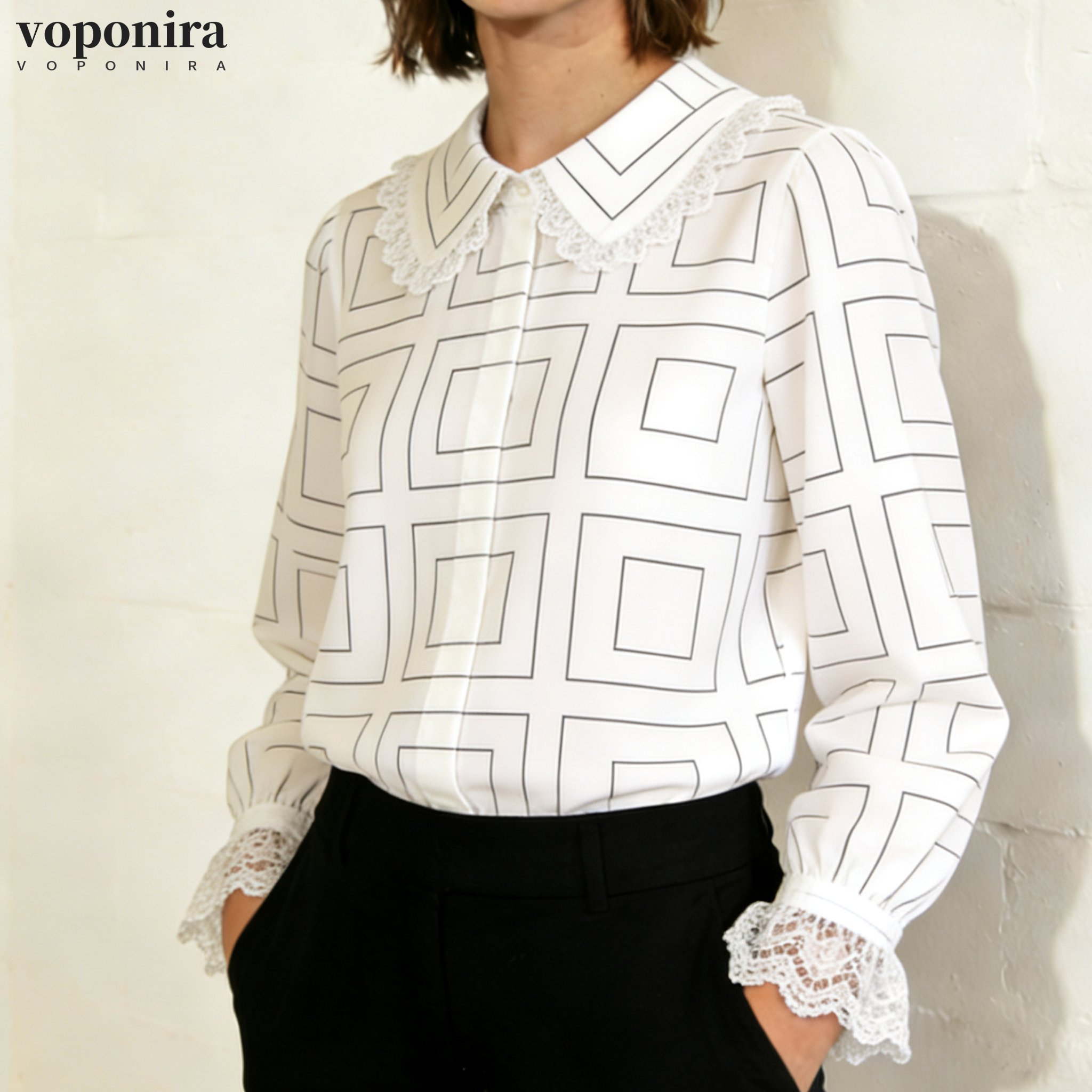 白いレースの襟付きシャツ