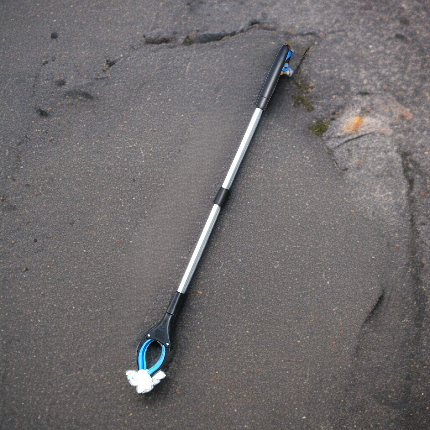 Faltbare Müllzange aus Aluminium im Einsatz auf der Straße