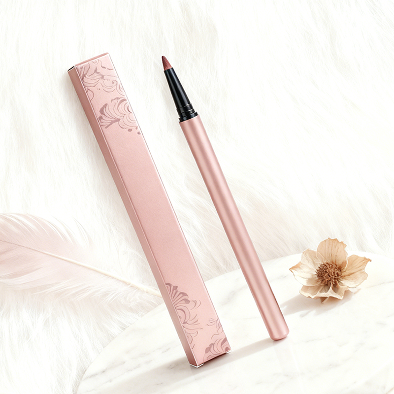 입술에 바른 누드톤 립 라이너 사용 예시