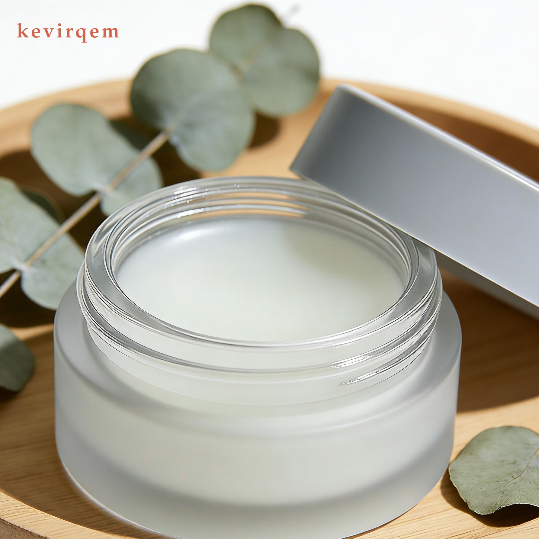 연회색 뚜껑의 불투명 유리병 립 마스크 정면 사진