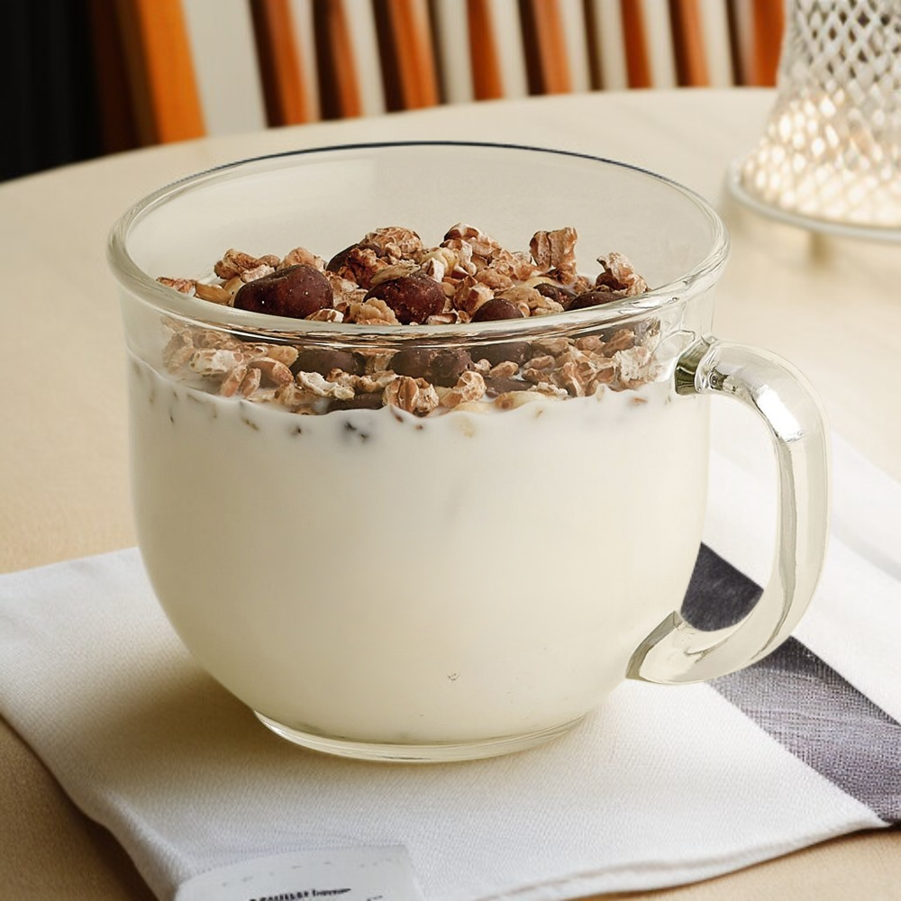 Przezroczysty szklany kubek na jogurt